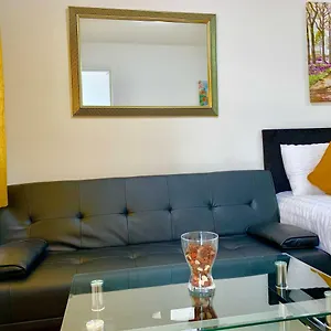 https://3-bedrooms-3-baths-spacious-lounge-full-kitchen-garden.cambridgehotelsuk.com